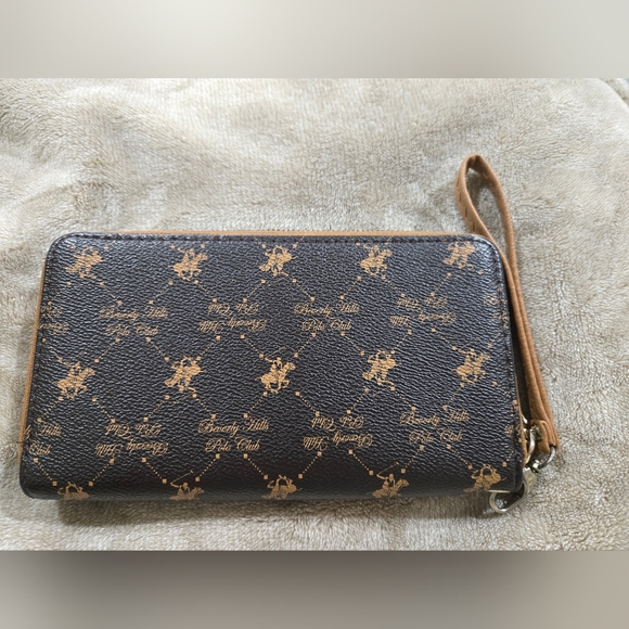 Beverly Hills Polo Club wristlet with zip - Picture 2 of 4